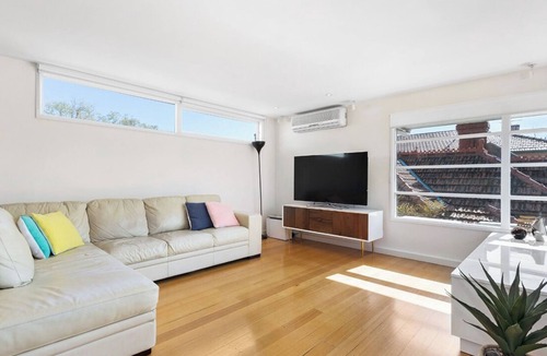 Saint Kilda South House | Large Bedroom with Courtyard Near St Kilda Beach