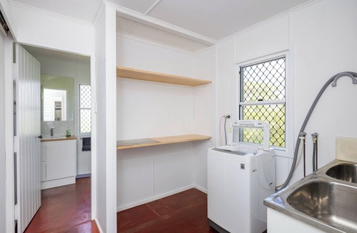 Isis Central House | Large family home in a quiet rural location.