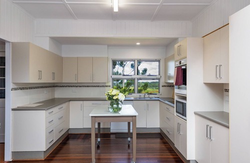 Isis Central House | Large family home in a quiet rural location.