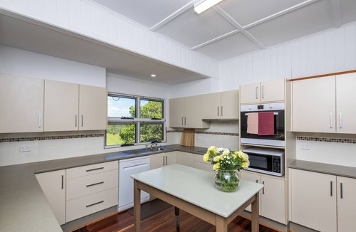 Isis Central House | Large family home in a quiet rural location.