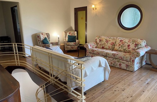 Gosford House | Large gracious Art Deco house private & conveniently located. Sleeps 12
