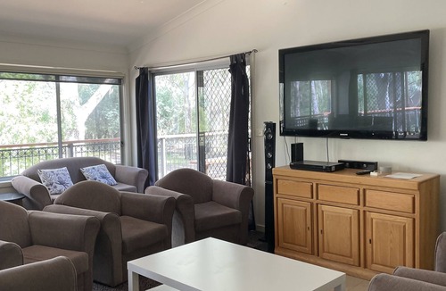 Brimin House | Large home overlooking the Ovens River. Great boating & close to wineries.