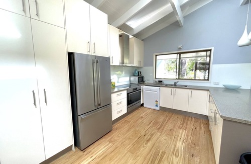 Doonan House | Large house with function room. Plenty of Space, only 10 minutes to Hastings St