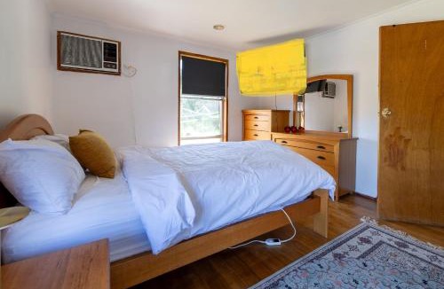 Jacana House | Large room Queen bed