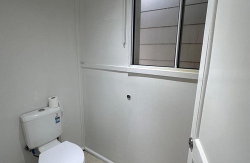 Broadmeadows House | Large & Spacious Queen Room in Convenient Broadmeadows Location - CR6