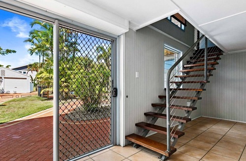 Urangan House | Large Waterfront Home With Pool