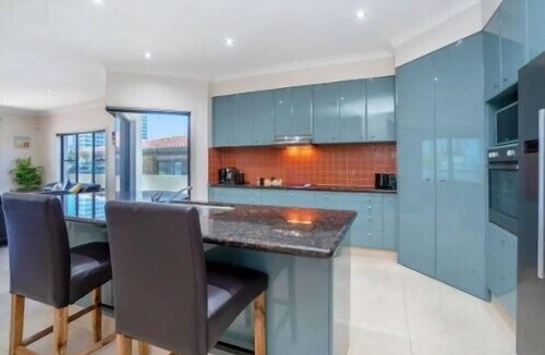 Surfers Paradise Villa | Large Waterfront Luxury Villa Surfers Paradise