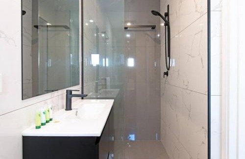 Largs Bay Apartment | Largs Oasis, Beach and Jetty views - Free wine