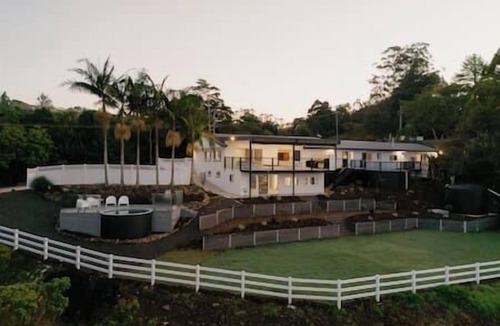 Montville House | Lavish Group Retreat. Pool Sauna Hair/makeup room!