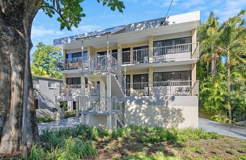 Red Hill Apartment | Leafy Hideout Quiet Comfort near Riverfront and CBD
