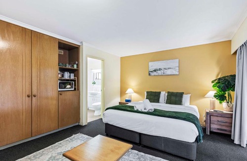 Mount Ommaney Hotel | Leafy Studio Retreat near Shops Motorway Access by Custom Bnb Hosting