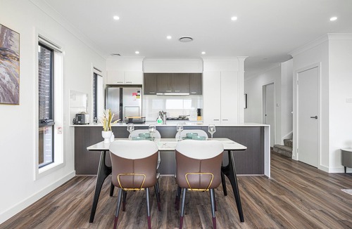 Leppington House | Leppington 5Br house near Woolworths/Tran station