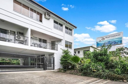 Cairns North House | Leumeah - Charming City Retreat with Sunset Views & Pool Near Esplanade