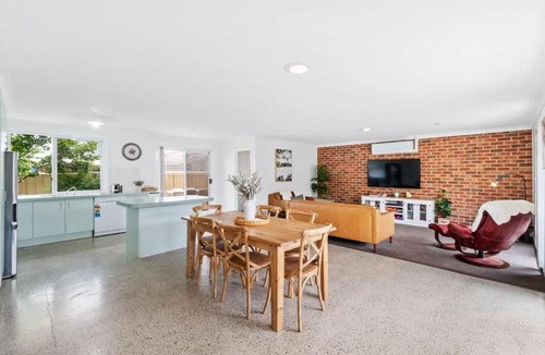 Maloneys Beach Villa | Light and Bright at Maloneys
