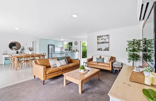 Maloneys Beach Villa | Light and Bright at Maloneys