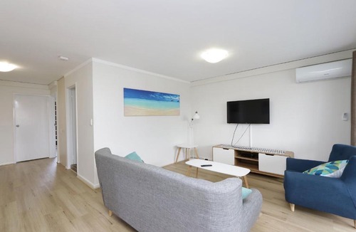 Scarborough Apartment | Light & Bright Apartment, 5 minute walk to the Beach