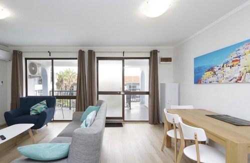 Scarborough Apartment | Light & Bright Apartment, 5 minute walk to the Beach
