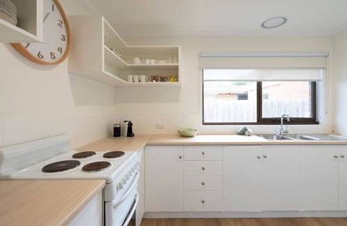 Torquay House | Light filled 2 bedroom central retreat