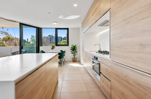 Melbourne Apartment | Light Filled Apartment by Albert Park Lake