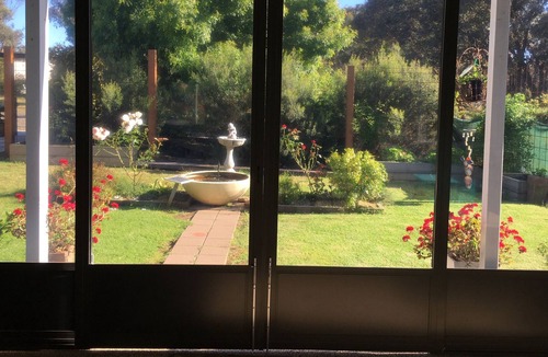 Longlea Bed & Breakfast | Light filled modern cottage in bush setting 10 mins from CBD, toiletries, b/f.