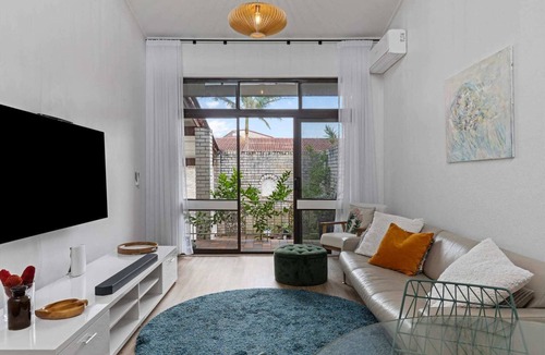 Blue Bay Apartment | Light filled Villa- Moments to the Beach