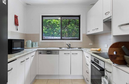 Blue Bay Apartment | Light filled Villa- Moments to the Beach