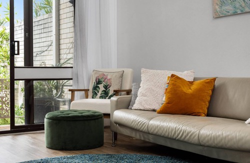 Blue Bay Apartment | Light filled Villa- Moments to the Beach