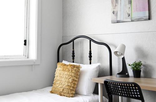 Peakhurst House | Light & Simple Single Room - Peakhurst Area - Shared Bathroom