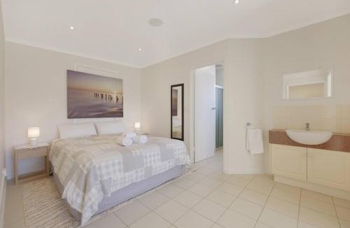 Warrnambool Apartment | Lil Greenviews, studio room with queen bed