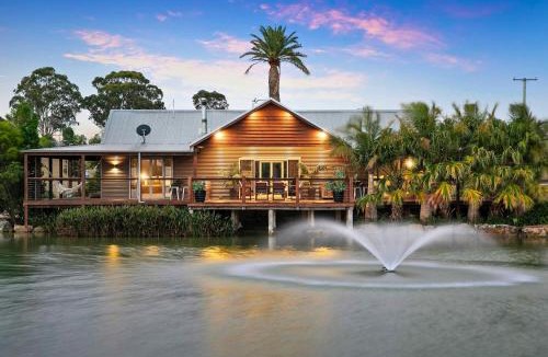 Keinbah Villa | Lilies Lakeside Spa Villa - 2 Bedroom