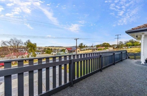 Mount Gambier House | Limestone Charm – Bright & Spacious 4-Bedroom Home, Just 2km from Blue Lake,
