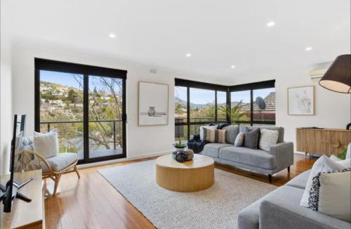 Sandy Bay Villa | Lipscombe Mt Wellington view luxury house
