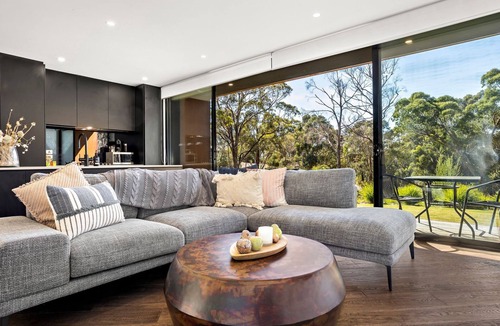 Hepburn Springs House | Lithic House stylish and modern with lovely bush setting