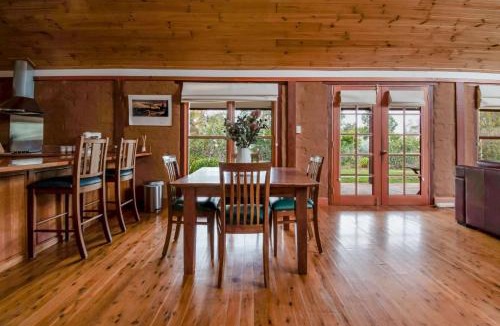 Hillgrove House | Little Bunda Cottage - Charming Mudbrick Stay