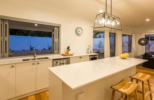 Dunsborough House | Little Hamptons - Beachside Retreat near Town Centre