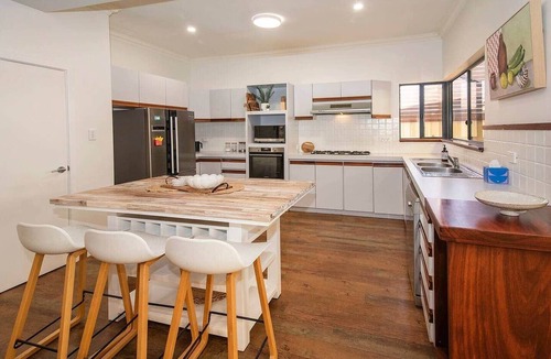 Abbey House | Little Herring- Ducted AC/heating, Secure yard