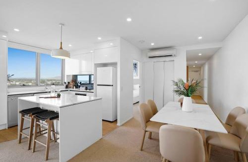 Mermaid Beach Apartment | Little Mermaid - Beachside Stay with Ocean Glimpses