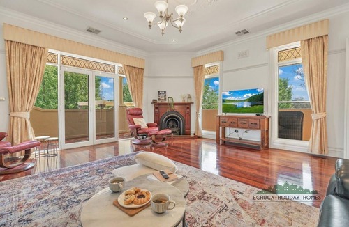 Echuca House | Llewoh on Crofton - stunning central Echuca heritage home with spa
