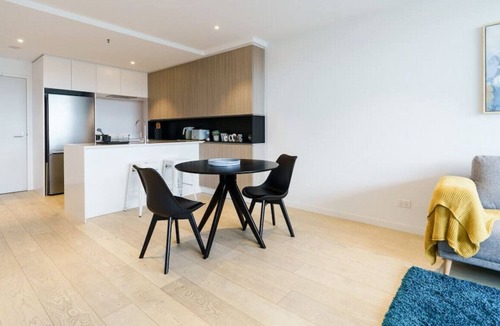 Flemington Apartment | Located opposite Flemington Racecourse