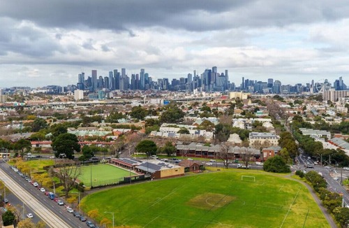 Flemington Apartment | Located opposite Flemington Racecourse