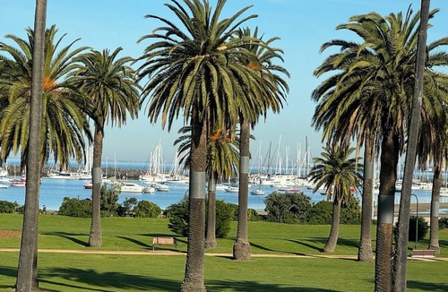 St Kilda West Apartment | Location Location Location. Everything St Kilda offers is here