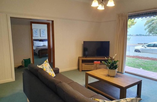 Lake Wendouree House | Location! Location! Overlooking Lake Wendouree
