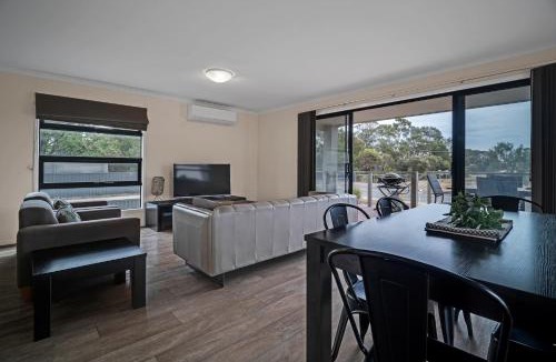 Murray Bridge House | Long Island Retreat - Pelican Relax By The River!