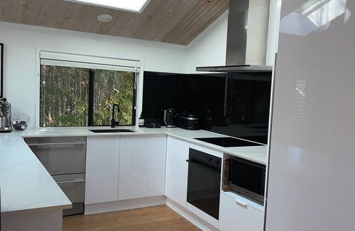 Sunrise Beach House | Longboard Beach House - WiFi (unlimited) & Pet Friendly