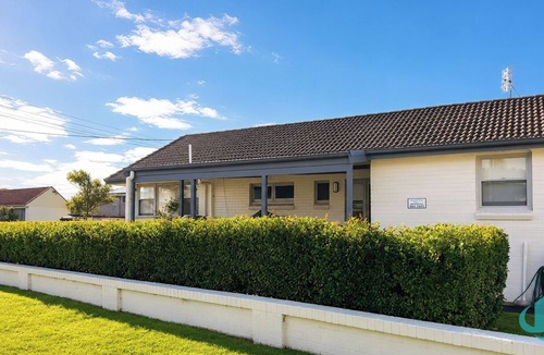 Blacksmiths House | Longshore Drift - metres to Blacksmiths Beach