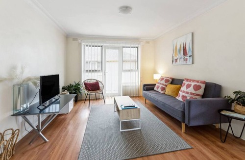 Williamstown Apartment | Lovely 2 bedroom apartment near the beach Free Parking