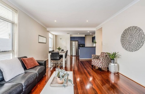Turner Apartment | Lovely 2 Brm City-side !