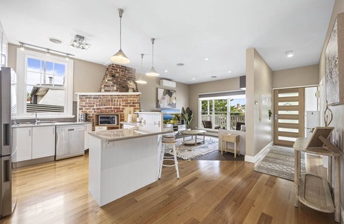 Golden Point Apartment | Lovely 3-Bed with Alfresco Dining in Prime Suburb