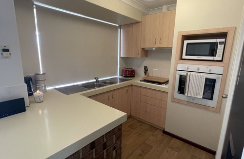 Dudley Park House | Lovely entire 3 bedroom home short walk from the foreshore