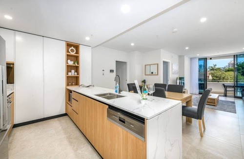 Broadbeach Apartment | Lovely Level 2 Two Bedroom APT